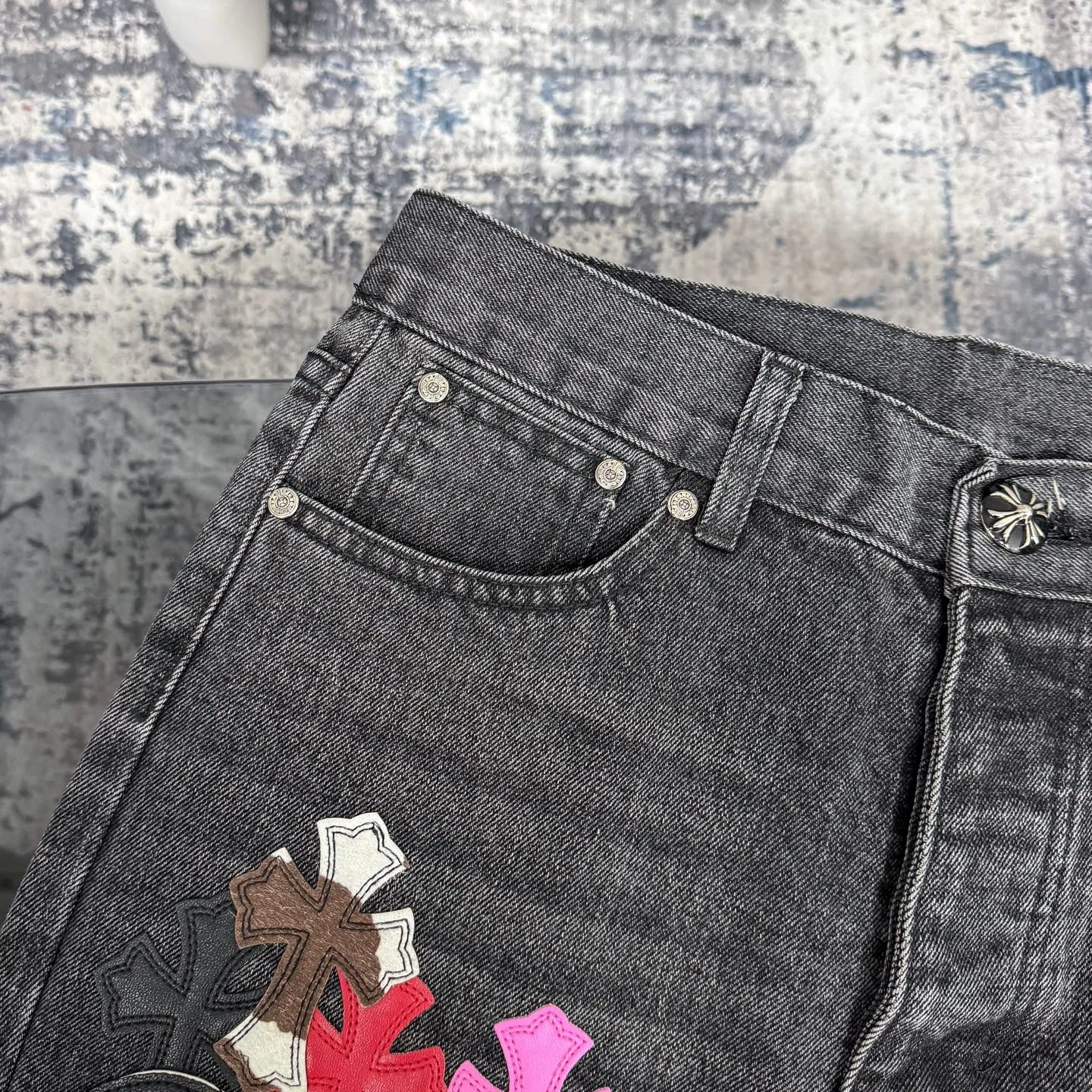 P300 Chrome Hearts CH Chrome Hearts three-color patchwork leather grimace element rapper Nomi's same style cross jeans, truly restores the ultimate vintage texture (no original standard flat version) Italian special cowhide print and then cut, custom-made sheepskin three-layer thick line leather, the whole body is spliced in heavy water washing process, craftsmen hand-splash ink, you can see the details, three-dimensional cutting version, loose and comfortable, not picky about the figure, tall and slim, factory Seiko, original factory quality control, same style for men and women Can be matched with couples. Versatile recommendation. Must-have jeans for all seasons. Color: black Size: S-XL (28-36)